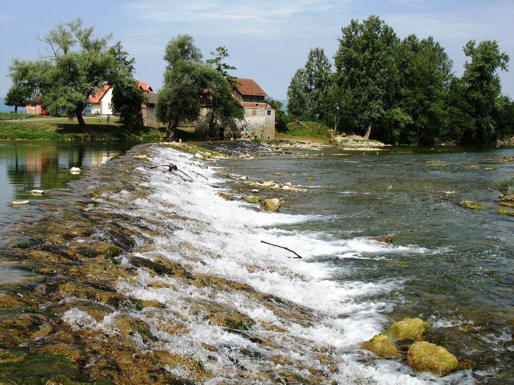 Fortun Estate - Apartmaji Ob Reki Kolpi Metlika Quarto foto